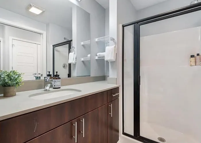 Cozysuites Boutique Sdo, Lawrenceville Apartment